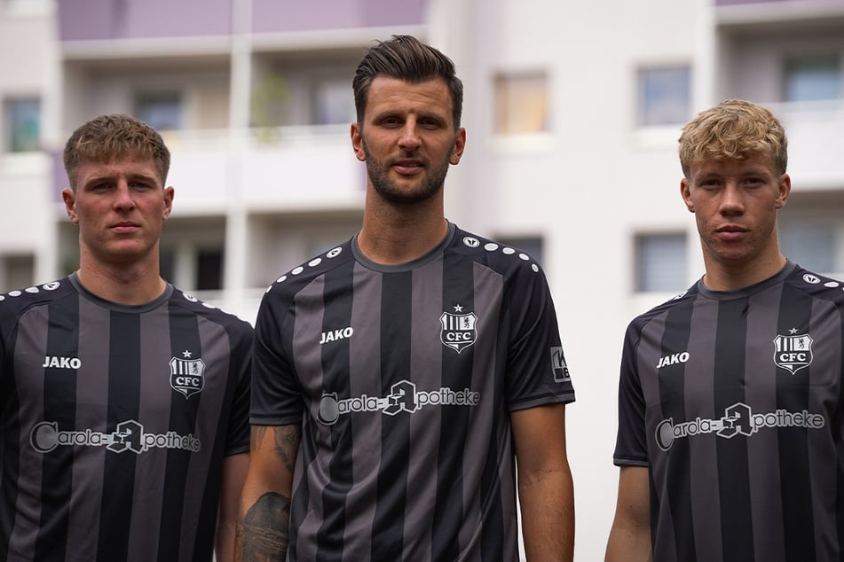 CFC-Spieler Johannes Pistol (23, l.), Dejan Bozic (32, M.) und Julius Bochmann (20) in den neuen Auswärtstrikots.