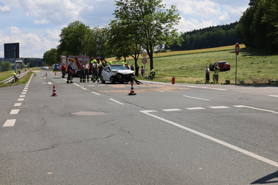 Auf der B93 bei Langenweißbach (Erzgebirge) krachte es am Samstagmittag gewaltig: Zwei Autos kollidierten miteinander.