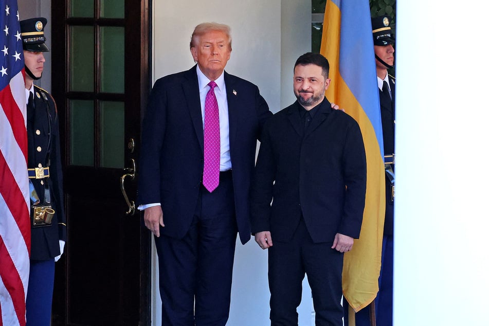US President Donald Trump (l.) welcomes Ukrainian President Volodymyr Zelensky (r.) as he arrives for a meeting at the White House in Washington, DC, on Friday.