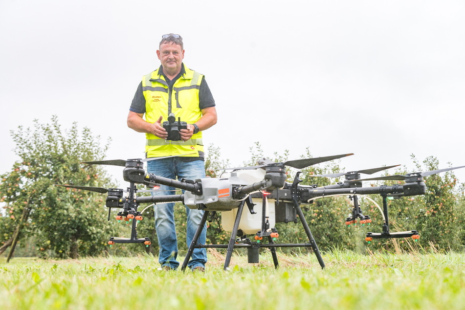 Ulrich Hennig (64), Chef von "drones Team Chemnitz" demonstriert höchstselbst, wie die Drohnen funktionieren.