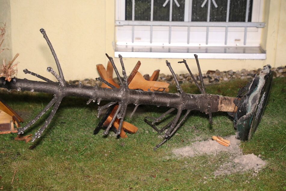 Das war einmal ein Weihnachtsbaum, doch nach dem Brand ist nicht mehr viel von der Tanne übrig geblieben.