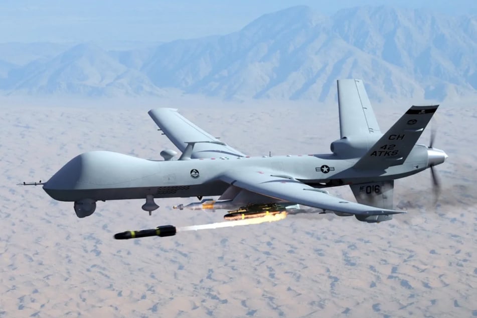 Eine US-Drohne vom MQ-9 Reaper feuert eine Hellfire-Rakete ab. (Archivbild)
