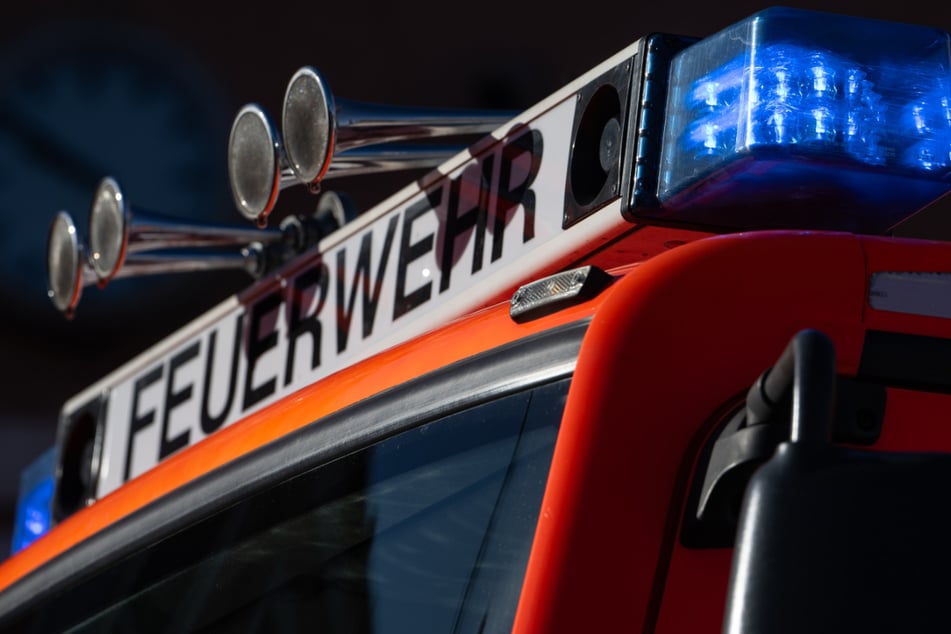 Die Feuerwehr konnte den Brand in dem Mehrfamilienhaus löschen. (Symbolbild)