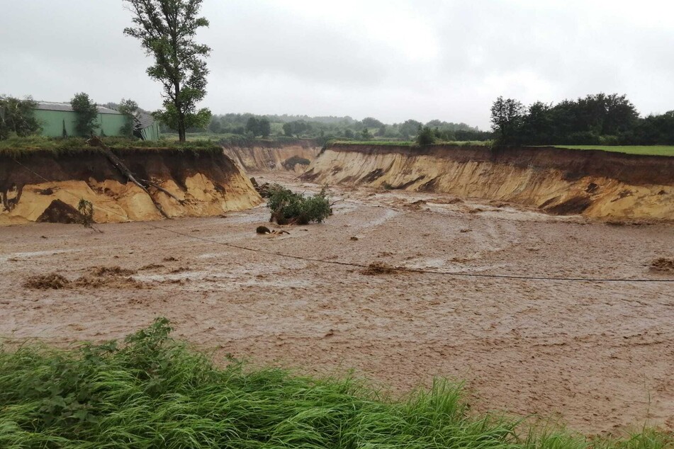 Der vor einigen Jahren wegen des Tagebaus umgelegte Fluss Inde hatte sich nach schweren Regenfällen ein neues Bett gegraben und strömte unkontrolliert in den Braunkohletagebau Inden.