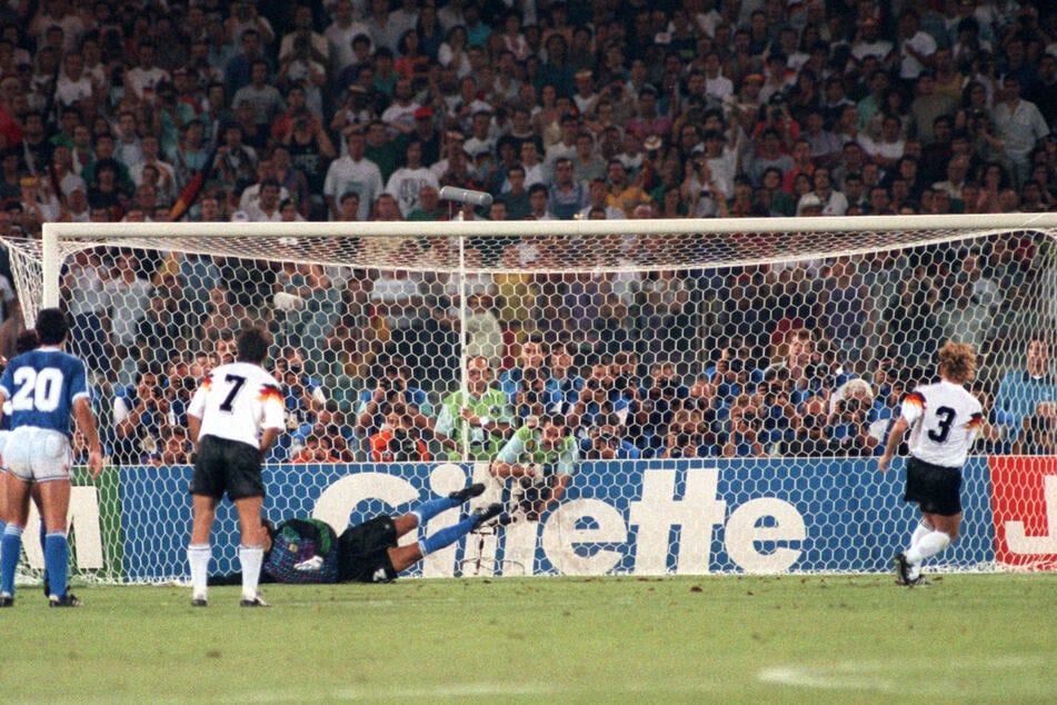 Andreas Brehme versenkt den Elfmeter im WM-Finale 1990 gegen Argentinien. Fünf Minuten später pfeift der Schiedsrichter ab und Deutschland ist Weltmeister.