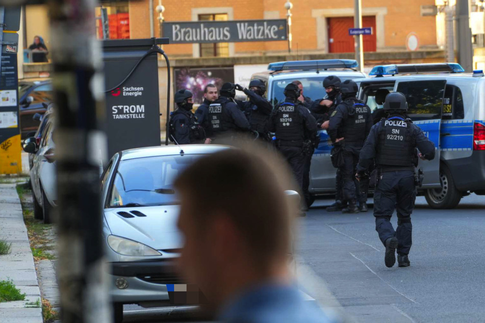 Dresden: Großer Polizeieinsatz in Pieschen: Spezialkräfte umstellen Mehrfamilienhaus!