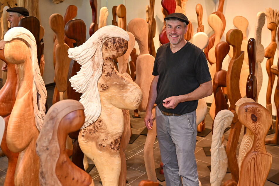 Natur pur: Für diese Frauen-Skulptur hat Thomas Schwarz (56) Pappel-Holz verwendet. Sie ist Teil der Serie "Vielfalt".