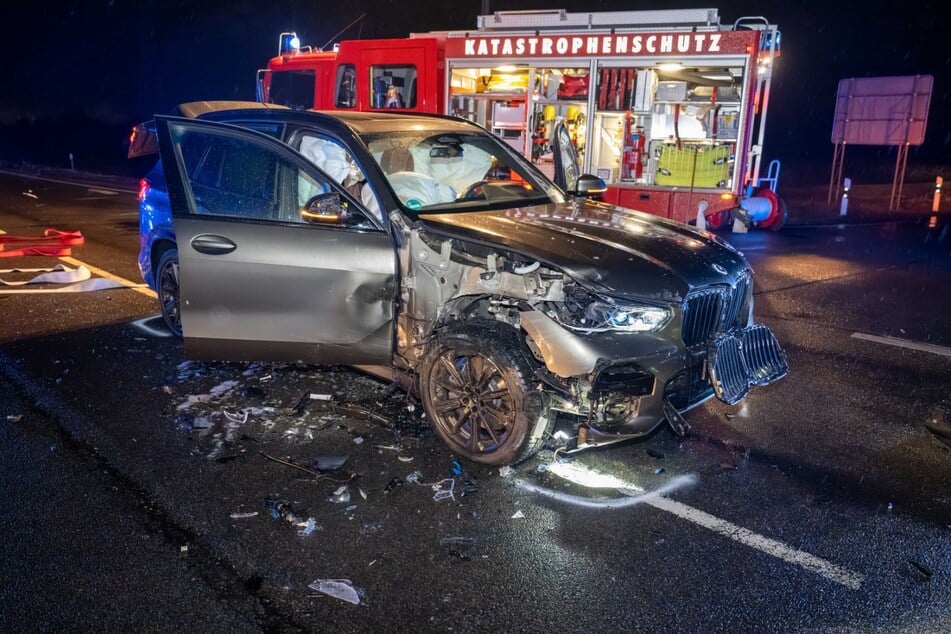 Auch der BMW wurde schwer beschädigt. Die Insassen der Fahrzeuge wurden leicht verletzt.