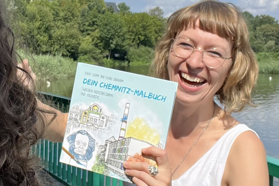 Jenny Oehme (35) mit dem fertigen Malbuch.