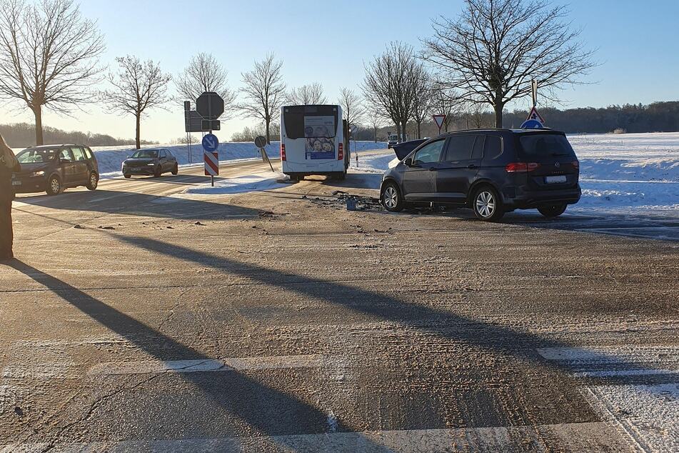 Die Kreuzung der L85 und L88 musste wegen eines Unfalls mit einem Linienbus voll gesperrt werden.