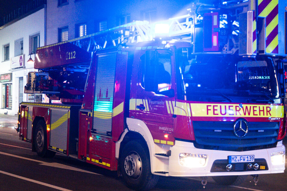 Feuer in einem Mainzer Schnellimbiss: Kräfte der Berufsfeuerwehr und der Freiwilligen Feuerwehr waren im Einsatz.