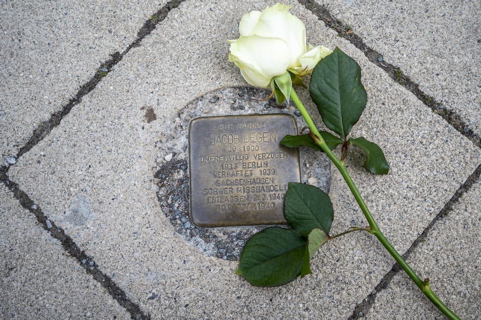 In Erinnerung an seinen Vater Jacob Degen (1900-1940) wurde auf dem Kaßberg 2019 ein Stolperstein verlegt.