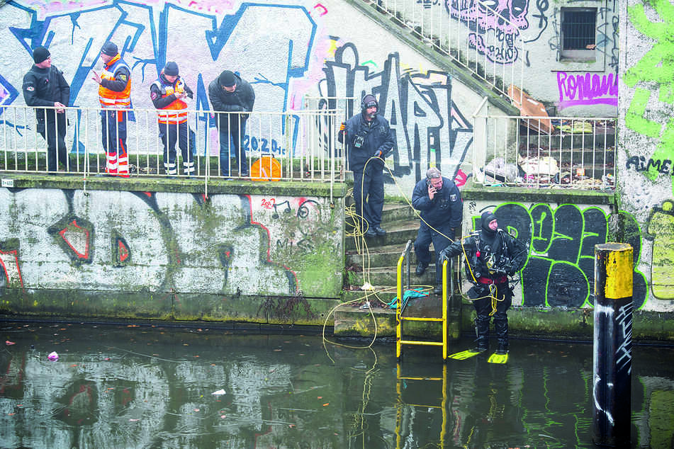 Ein Großaufgebot der Polizei in Berlin-Neukölln unterstützte die Taucher am Schifffahrtskanal bei der Suche nach Beweisstücken.