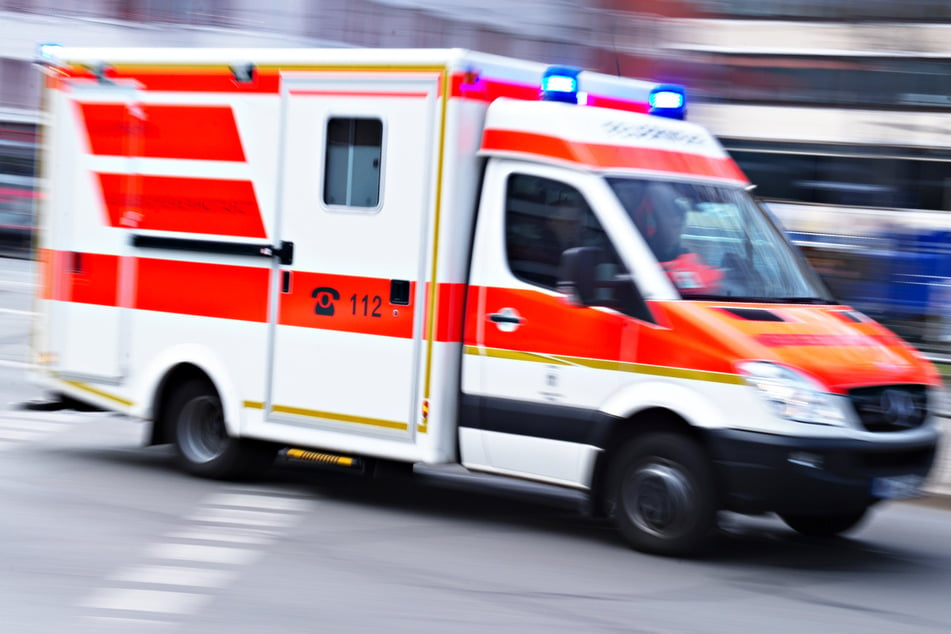 Die Rettungskräfte konnten nach dem folgenschweren Unfall am Willibaldplatz in München nichts mehr für die 71 Jahre alte Frau tun. (Symbolbild)