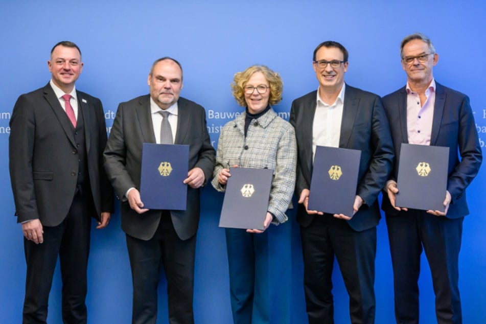 Am Montag wurde die Vereinbarung in Berlin unterzeichnet (l. Bautzens OB Udo Witschas, in der Mitte Sachsens Infrastrukturministerin Regina Kraushaar).