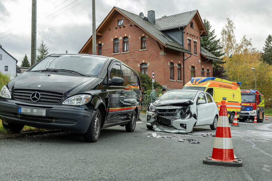Ein Mitsubishi-Fahrer hat beim Abbiegen in Auerbach offenbar einen Mercedes übersehen. Es kam zum Zusammenstoß.