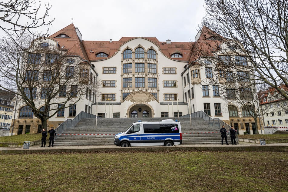 Das Erfurter Gutenberg-Gymnasium wurde am 31. Januar 2024 nach einer Bombendrohung geräumt. Auch hier war das Drohschreiben per Mail eingegangen. Ein Täter konnte bisher nicht ermittelt werden. (Archiv)