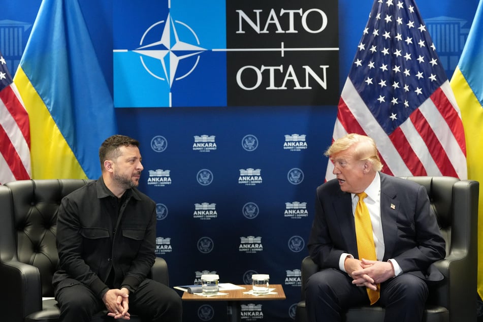 Der ukrainische Präsident Wolodymyr Selenskyj (48, l.) und US-Präsident Donald Trump (80, r.) auf dem NATO-Gipfel in Ankara.
