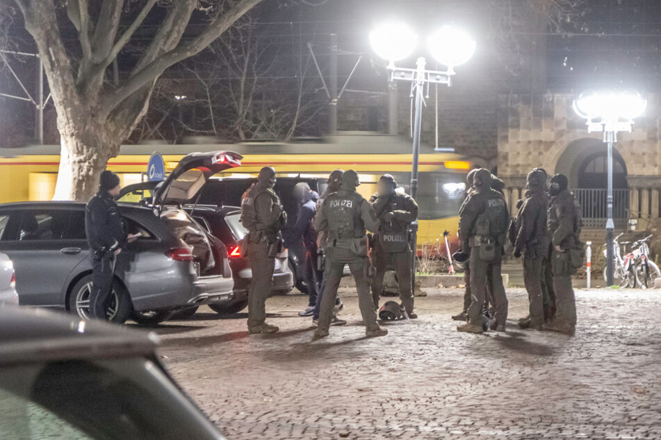 SEK-Beamte in der Nacht in Karlsruhe.