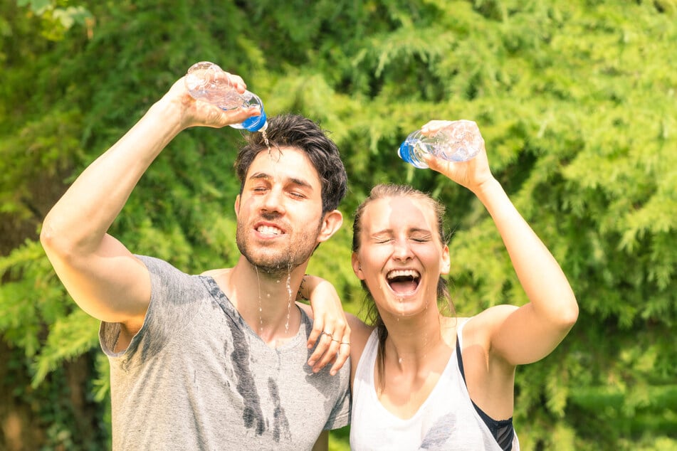 Wasser trinken oder über den Kopf gießen? Das ist in diesen heißen Tagen die Frage. (Symbolfoto)