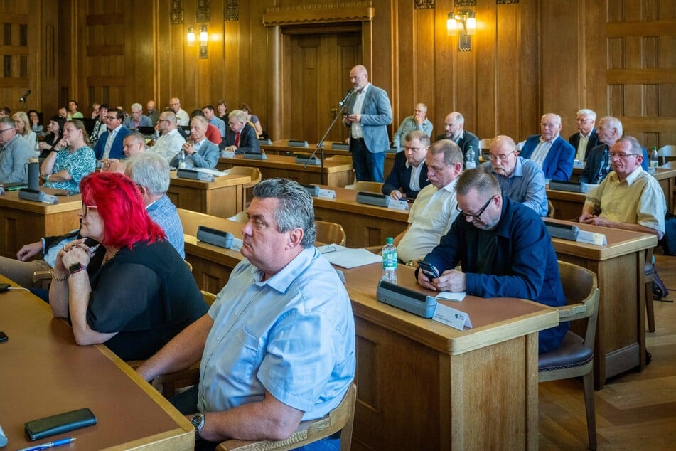 Seit dem Eklat 2025 sitzt die AfD-Ratsfraktion im Sitzungssaal vorn, die AfD-Stadtratsfraktion rund um Nico Köhler hinten.