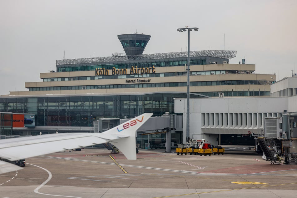 Wegen Bauarbeiten an einer Brücke der A59 können bis Donnerstag keine Fernzüge am Flughafen Köln/Bonn halten.