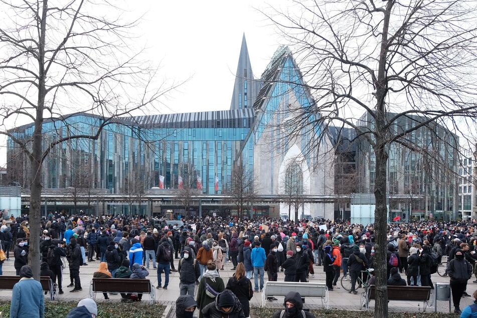 Teilnehmer einer linken Demonstration versammeln sich auf dem Augustusplatz. Mehrere Hundert Menschen protestieren gegen eine geplante Kundgebung von Kritikern der Corona-Politik der Bundesregierung.