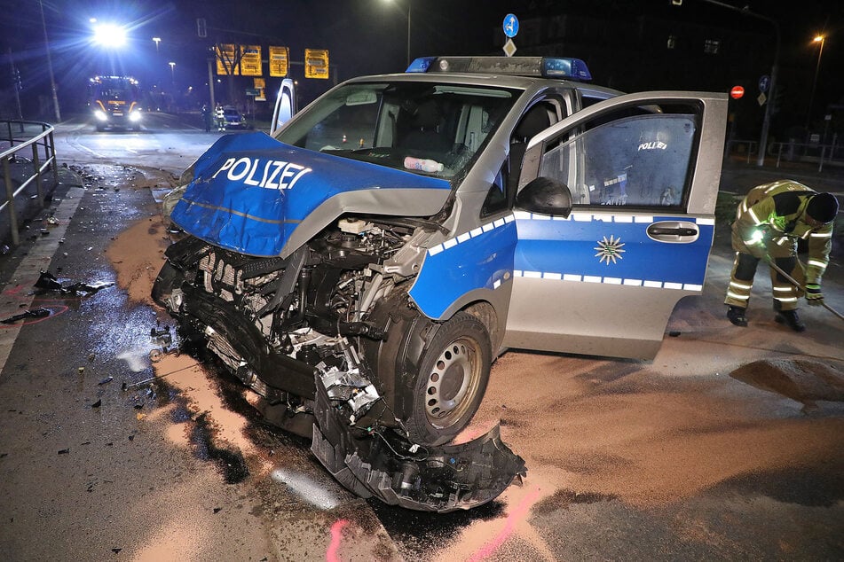 An der Kreuzung Teplitzer Straße/Caspar-David-Friedrich-Straße hatte es am späten Freitagabend gekracht. Unter anderem war ein Fahrzeug der Polizei involviert.