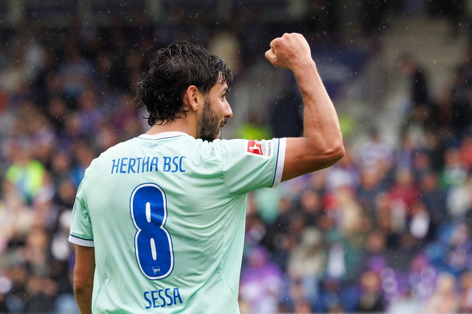 Kevin Sessa (26) geht bei Hertha im Mittelfeld voran.