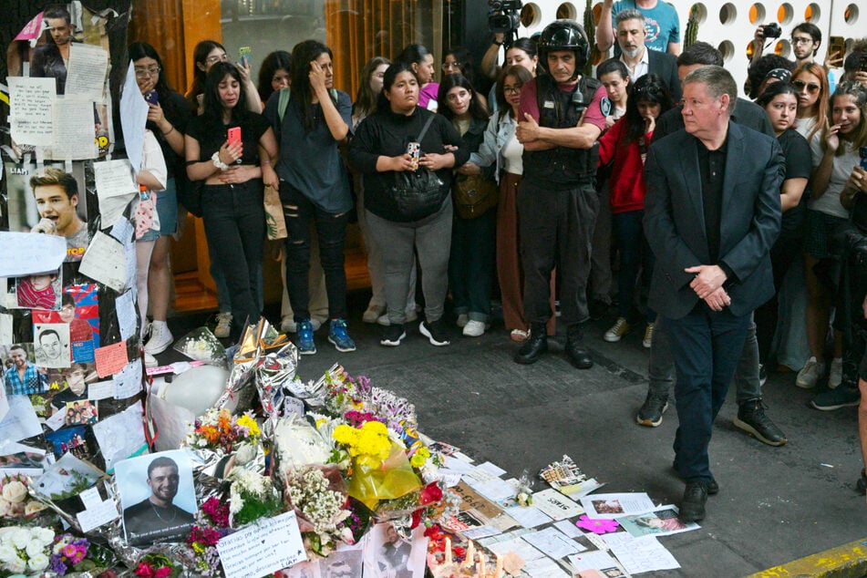 Liams Vater Geoff (r.) ist nach dessen Tod nach Buenos Aires gereist.