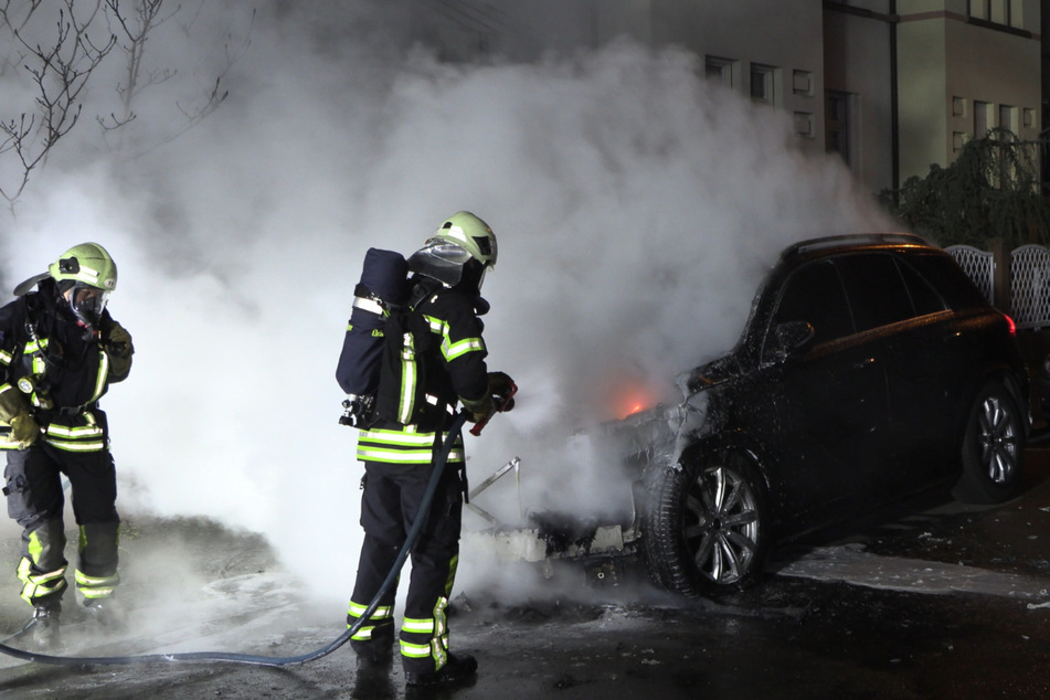 Die Feuerwehr rückte in der Nacht auf Samstag im Leipziger Stadtteil Schleußig an – ein Mercedes stand in Flammen.