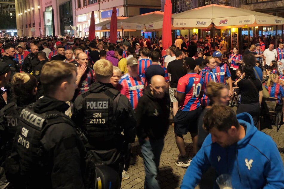 Leipzig: Mehr als 30.000 Fußball-Fans feiern in Leipzig: So verlief der Abend nach dem Finalspiel