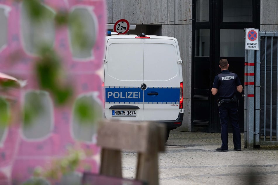 Ein Fahrzeug der Polizei fährt vom Gelände vom Landgericht Bielefeld.