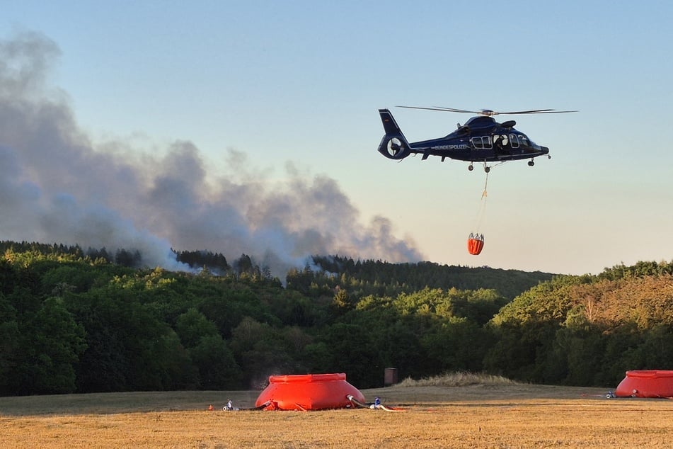 Auch ein Polizeihubschrauber mit einem Löschsack war bislang im Einsatz.