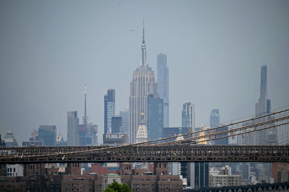 Der berühmte Wolkenkratzer steht im Bezirk Manhattan und ist mit seinen Antennen über 440 Meter hoch.