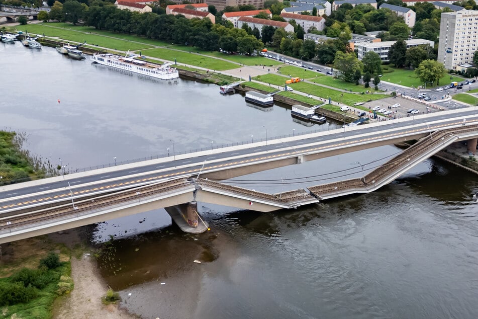 Unvorstellbar: Der westliche Zug der dreigliedrigen Carolabrücke ist mitsamt Fußweg und Straßenbahntrasse in die Elbe gestürzt.