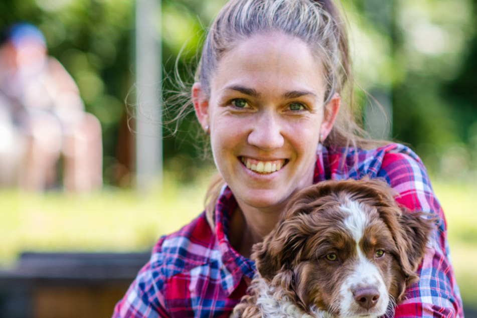 Lässt sich von Dana Leopold (33) trainieren: Junghund Bamboo mit Frauchen Marina Metschke (35).
