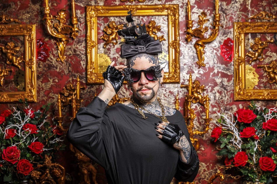 Für den Ball hat sich Roko eine Kappe mit Segelschiff und eine opulente Brille zugelegt.