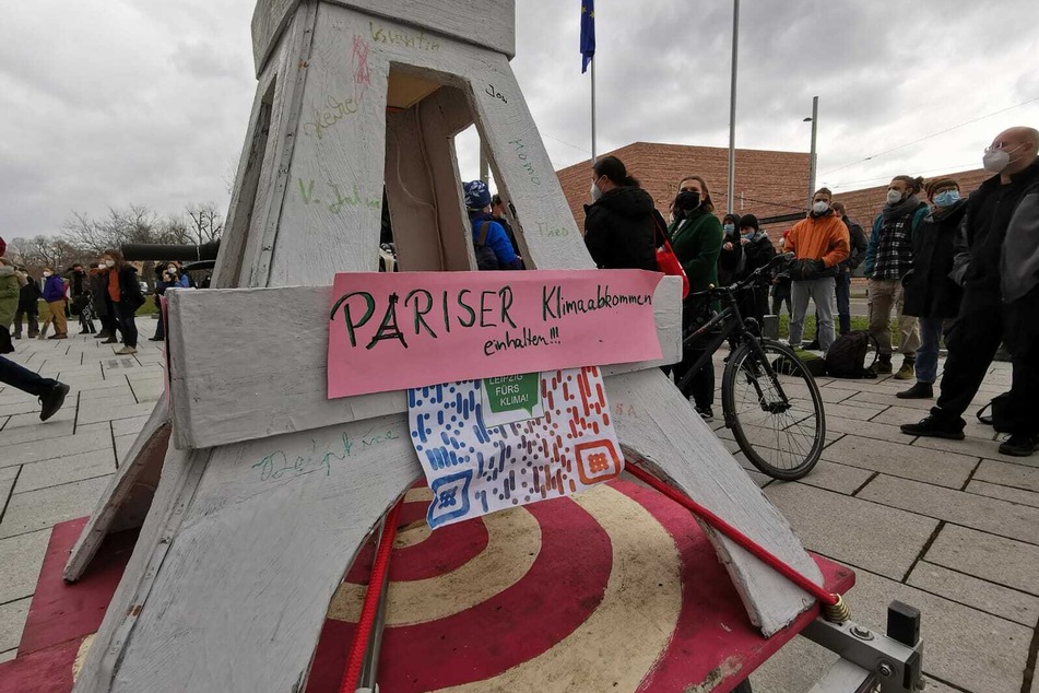 Mit den Protesten wollten die Streikenden auch auf das Pariser Klimaabkommen aufmerksam machen. Die Stadt würde viel zu wenig für das Einhalten der Klimaziele tun, so die Demonstranten.