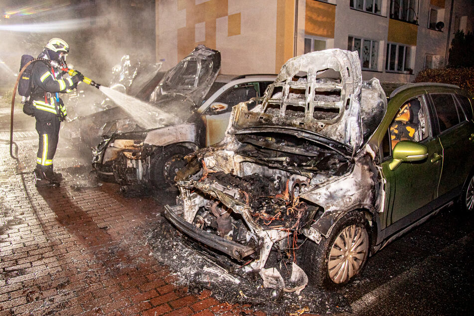 Die drei Autos erlitten durch die Flammen einen Totalschaden.
