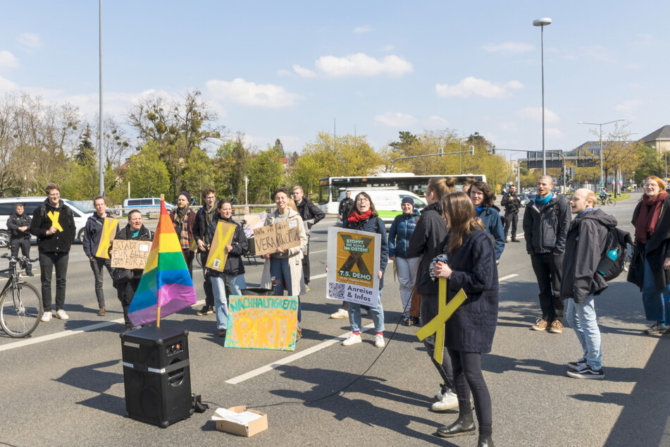 Am Donnerstagnachmittag versammelten sich rund 20 Demonstranten am Fritz-Foerster-Platz.