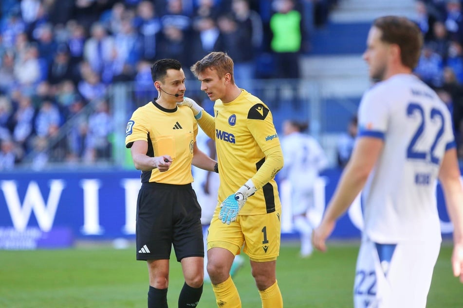 KSC-Torhüter Hans Christian Bernat (M.) muss beim Heimspiel gegen Dynamo Dresden zusehen.