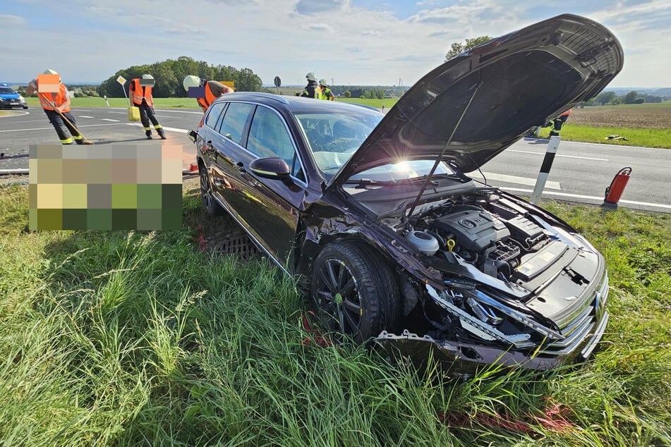 Dieser VW krachte am heutigen Montag in Meerane (Landkreis Zwickau) mit einem BMW zusammen.