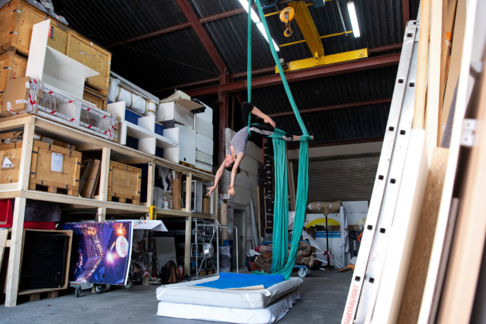 Ella Hummel, Studentin an der Akademie für Zirkus und Performance Art, trainiert in einer Lagehalle mit einem Vertikaltuch.