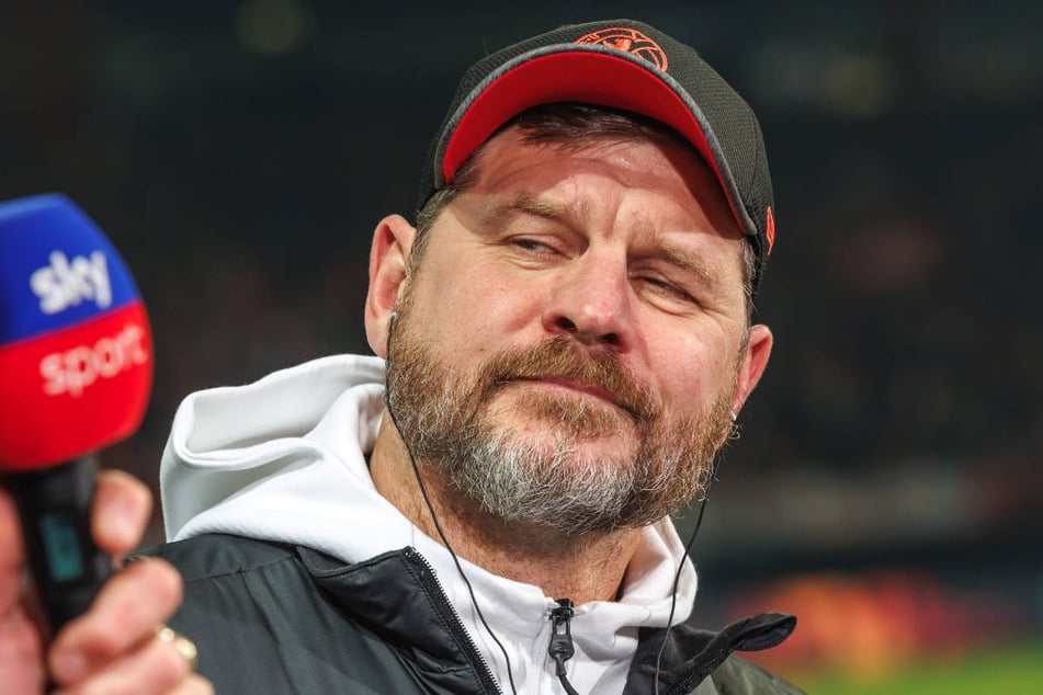 Steffen Baumgart (53) hat sich bei der Pressekonferenz vor dem Spiel gegen Bayern München über eine Frage besonders amüsiert.