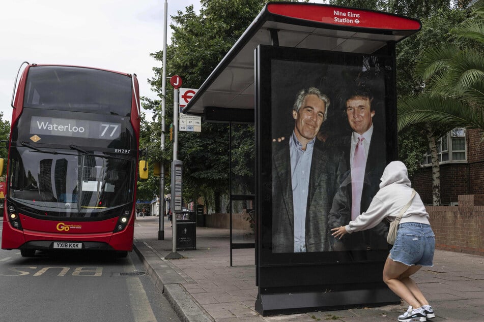 Der Druck steigt: Aktivisten hängen in London, nahe der US-Botschaft, ein Plakat auf, dass US-Präsident Donald Trump (79) und Jeffrey Epstein (†66) zeigt.