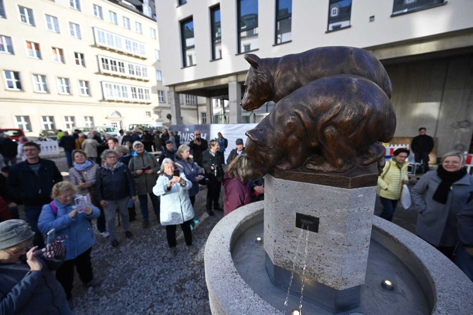 Der Bärenbrunnen wurde unter der Anteilnahme zahlreicher Chemnitzer enthüllt.