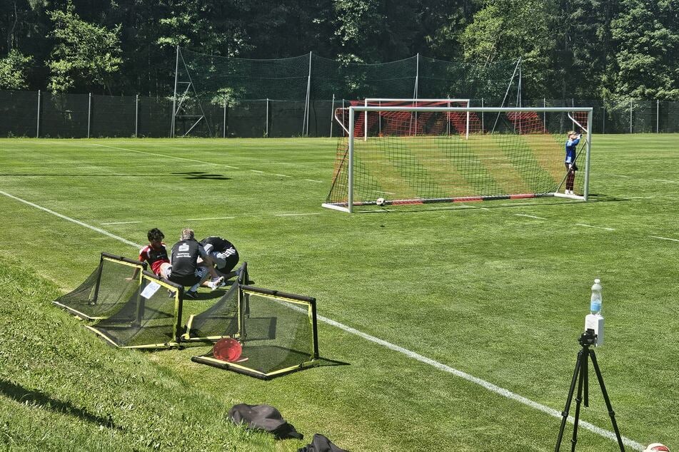 Lucas Copado (l.) muss verletzt das Training abbrechen.