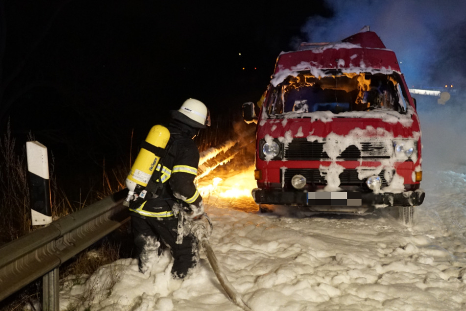 Die Feuerwehr versuchte den brennenden VW Bus noch zu retten.