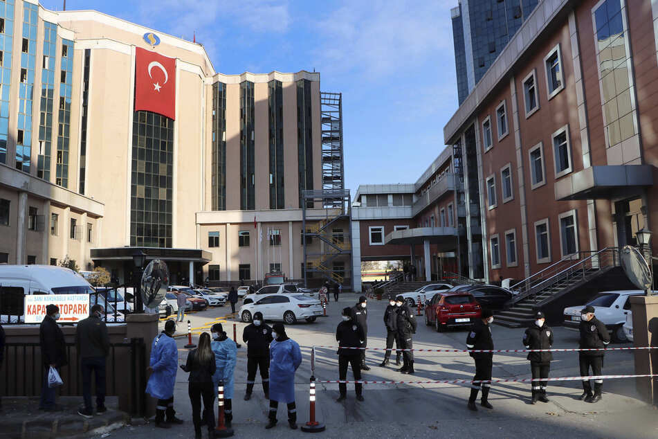 Anwohner und Angehörige, Polizisten und Sanitäter versammeln sich vor dem Krankenhaus in der Südosttürkei, nachdem auf einer Intensivstation ein Sauerstoffzylinder explodiert und Feuer ausgebrochen war.